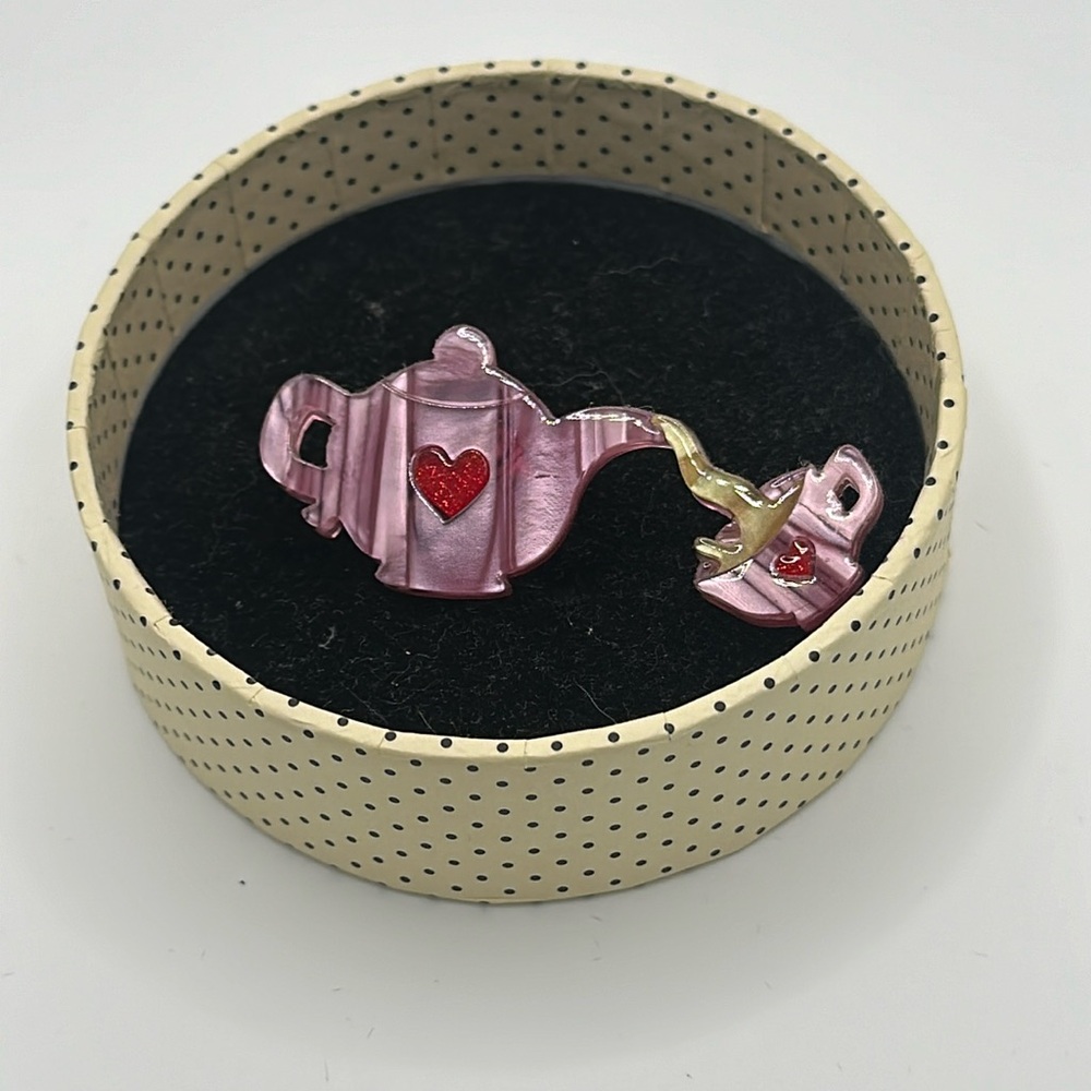 Teapot brooch